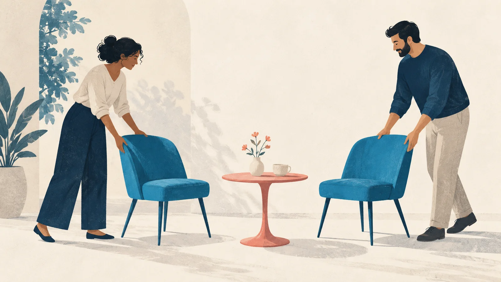 Duas pessoas organizam cadeiras azuis ao redor de uma pequena mesa coral.
