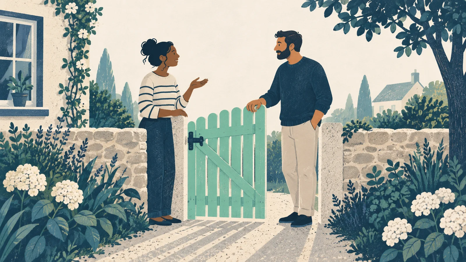 Duas pessoas conversam de lados diferentes de um pequeno portão verde.