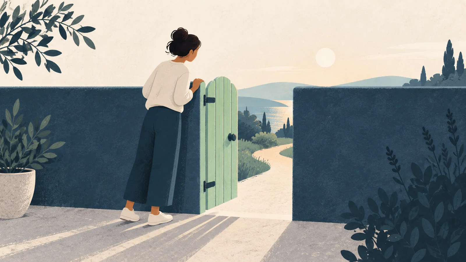 Mulher abre um pequeno portão verde numa parede azul e observa o caminho do outro lado.