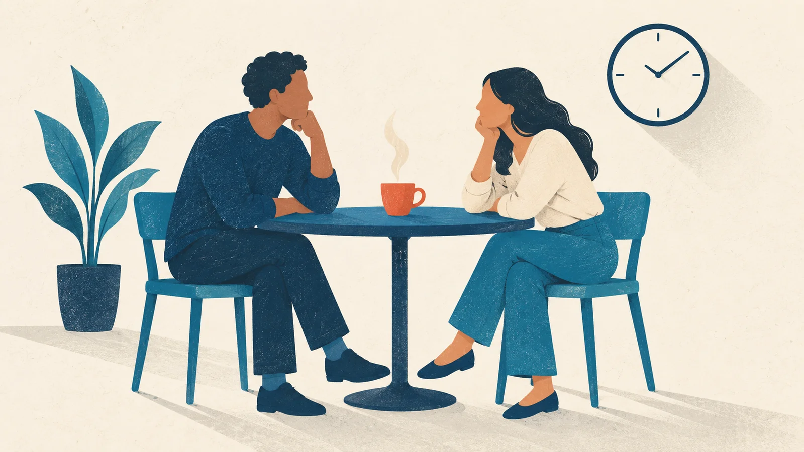 Duas pessoas conversam à mesa, com uma xícara coral e um relógio azul ao lado.