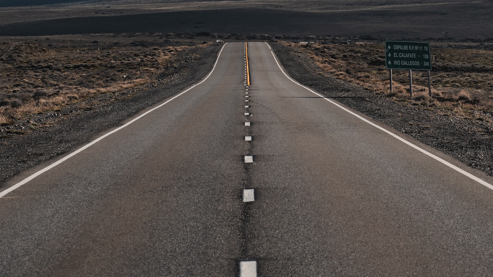 Estrada aberta seguindo até o horizonte — o caminho que a criança precisa aprender a trilhar sozinha