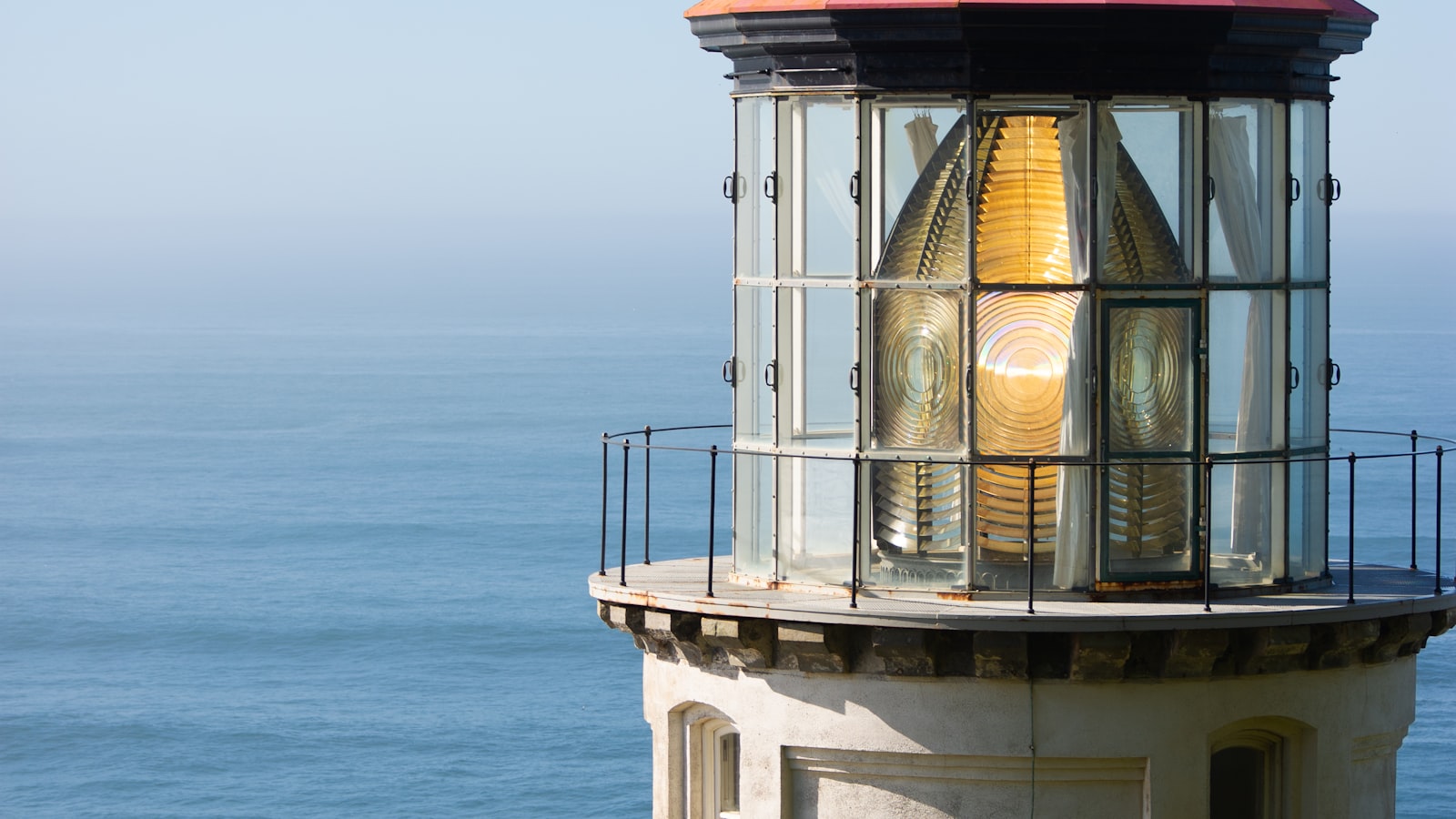 Um farol firme sobre a falésia diante do mar — a calma que permanece de pé sob pressão