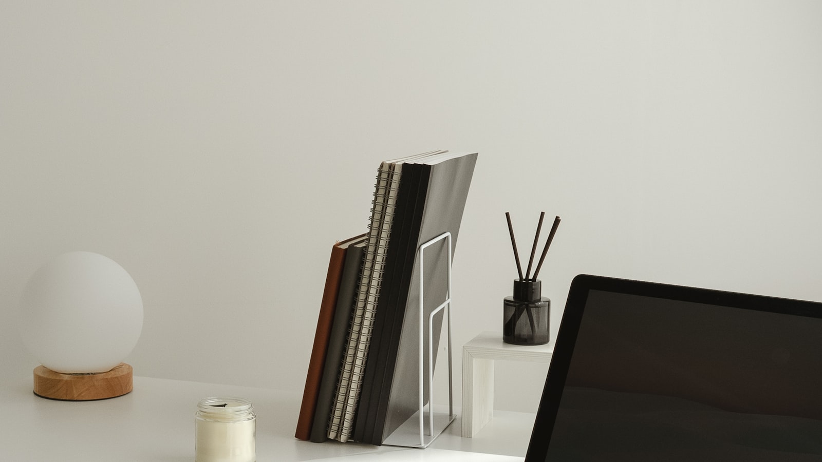 Mesa minimalista com laptop pronta para o trabalho — o convite a dar o primeiro passo